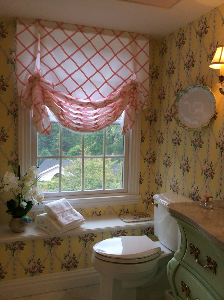 Foto på ett litet vintage badrum med dusch, med ett fristående handfat, gröna skåp, marmorbänkskiva, en dusch i en alkov, en toalettstol med hel cisternkåpa, vit kakel, gula väggar och marmorgolv