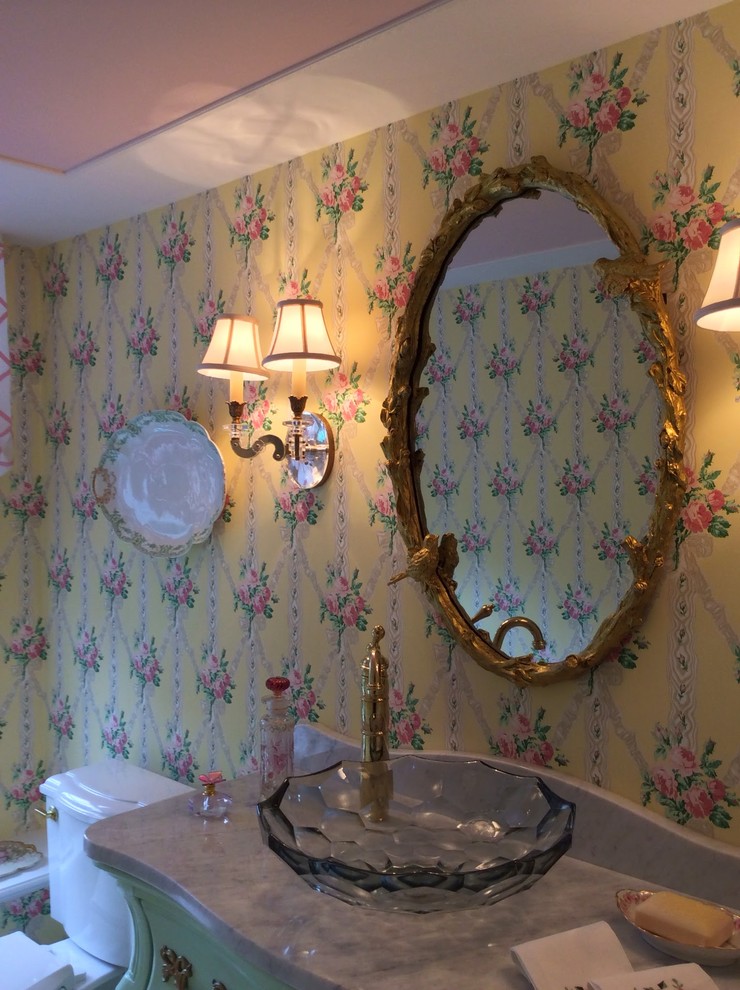 Inspiration pour une petite salle de bain traditionnelle avec une vasque, des portes de placards vertess, un plan de toilette en marbre, WC à poser, un carrelage blanc, des carreaux de porcelaine, un mur jaune et un sol en marbre.