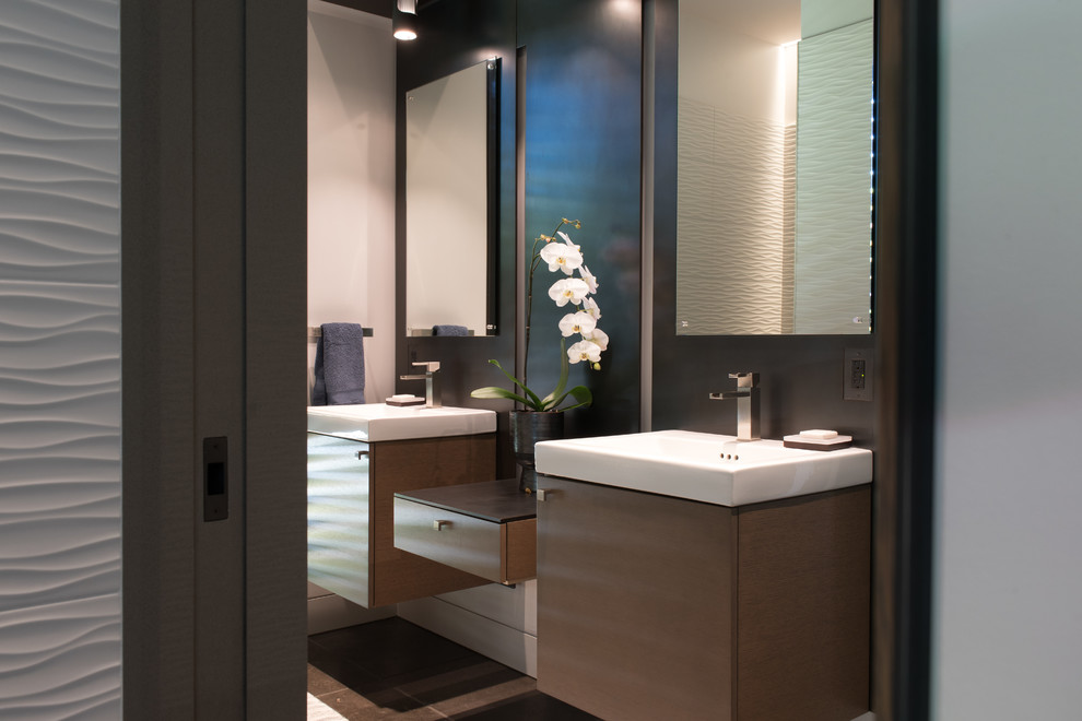 Foto de cuarto de baño principal actual de tamaño medio con armarios con paneles lisos, puertas de armario marrones y lavabo integrado