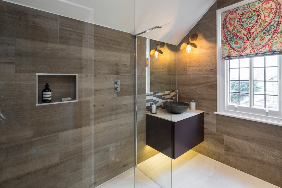 Exempel på ett litet modernt beige beige badrum med dusch, med ett väggmonterat handfat, bänkskiva i akrylsten, släta luckor, lila skåp, våtrum, brun kakel, keramikplattor, klinkergolv i keramik, vitt golv och med dusch som är öppen
