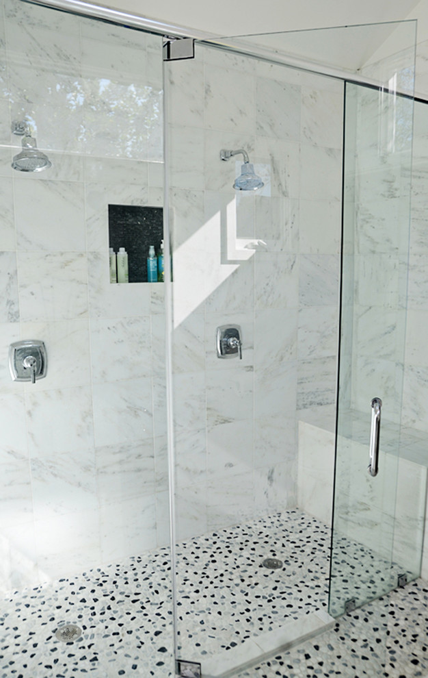 Пример оригинального дизайна: ванная комната среднего размера с монолитной раковиной, черными фасадами, душем в нише, унитазом-моноблоком, белыми стенами, полом из галечной плитки и душевой кабиной