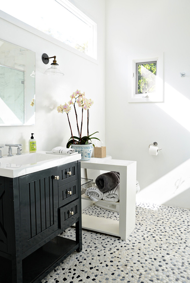 Mittelgroßes Klassisches Duschbad mit integriertem Waschbecken, schwarzen Schränken, Duschnische, Toilette mit Aufsatzspülkasten, weißer Wandfarbe und Kiesel-Bodenfliesen in Los Angeles