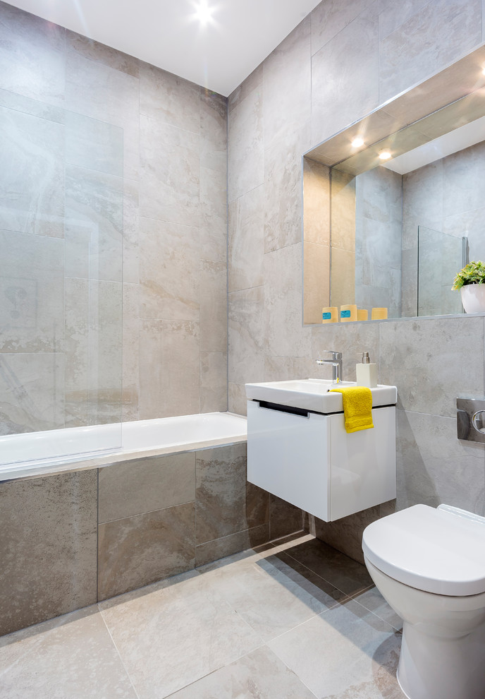 ドーセットにあるトランジショナルスタイルのおしゃれな浴室 (壁付け型シンク、アルコーブ型浴槽、一体型トイレ	) の写真