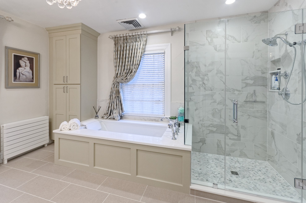 Inredning av ett klassiskt stort en-suite badrum, med skåp i shakerstil, beige skåp, ett undermonterat badkar, en hörndusch, grå kakel, marmorkakel, grå väggar, klinkergolv i porslin, bänkskiva i kvarts, grått golv och dusch med gångjärnsdörr