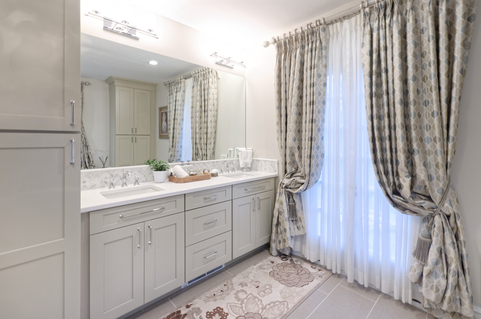 Exempel på ett stort klassiskt en-suite badrum, med skåp i shakerstil, beige skåp, grå kakel, marmorkakel, grå väggar, klinkergolv i porslin, bänkskiva i kvarts och grått golv