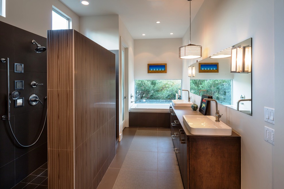 Идея дизайна: главная ванная комната в современном стиле с настольной раковиной, плоскими фасадами, темными деревянными фасадами, ванной в нише, двойным душем, белыми стенами и черной плиткой