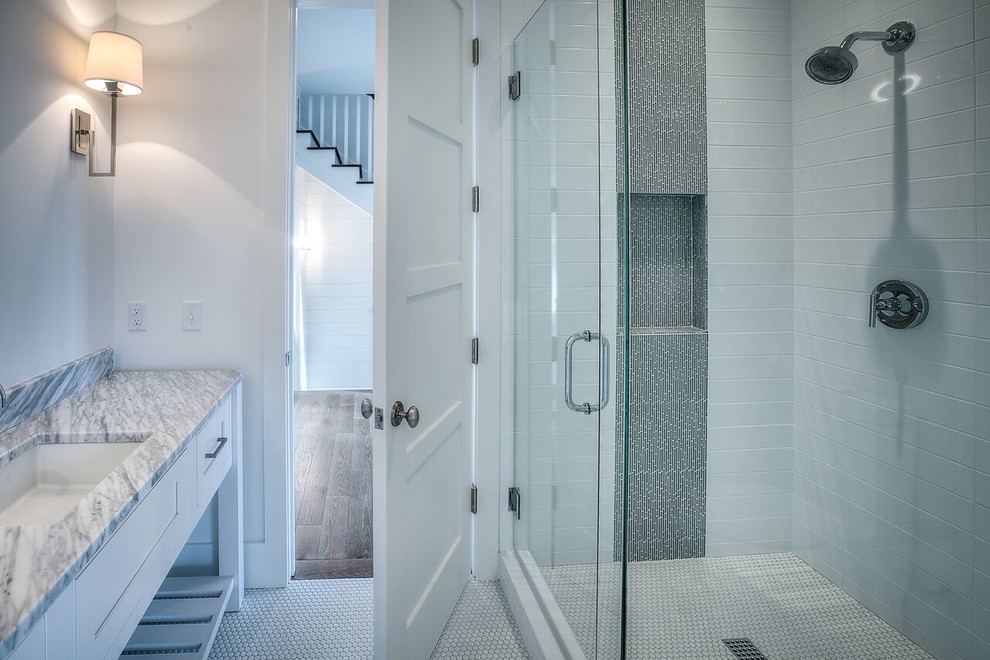 Idéer för att renovera ett mellanstort vintage badrum med dusch, med möbel-liknande, vita skåp, en hörndusch, vit kakel, grå kakel, tunnelbanekakel, vita väggar, marmorbänkskiva, ett undermonterad handfat och mosaikgolv
