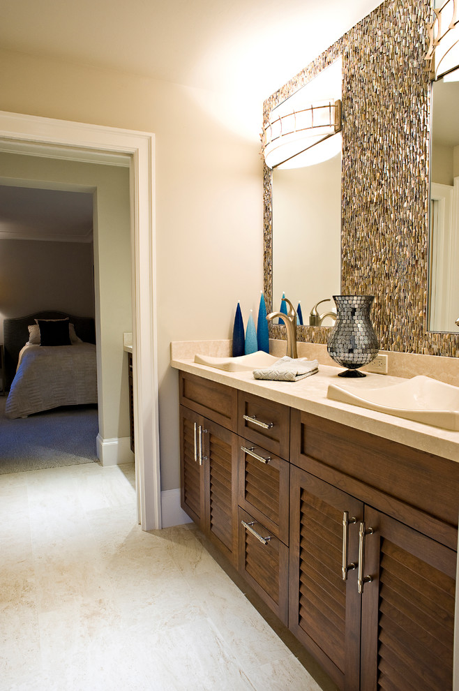 Immagine di una stanza da bagno padronale design di medie dimensioni con ante in stile shaker, ante in legno bruno, piastrelle marroni, piastrelle di vetro, pareti beige, pavimento in marmo, lavabo integrato, top in granito e pavimento beige
