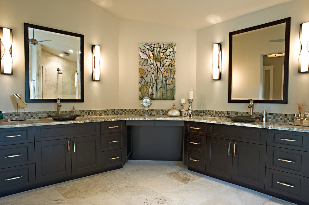 Modern inredning av ett mellanstort en-suite badrum, med skåp i shakerstil, skåp i mörkt trä, brun kakel, glaskakel, beige väggar, marmorgolv, ett fristående handfat, granitbänkskiva och beiget golv