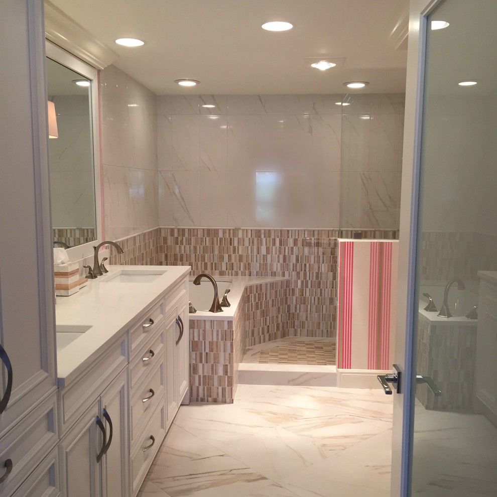Пример оригинального дизайна: главная ванная комната в стиле модернизм с белыми фасадами, душем без бортиков, коричневой плиткой и белыми стенами