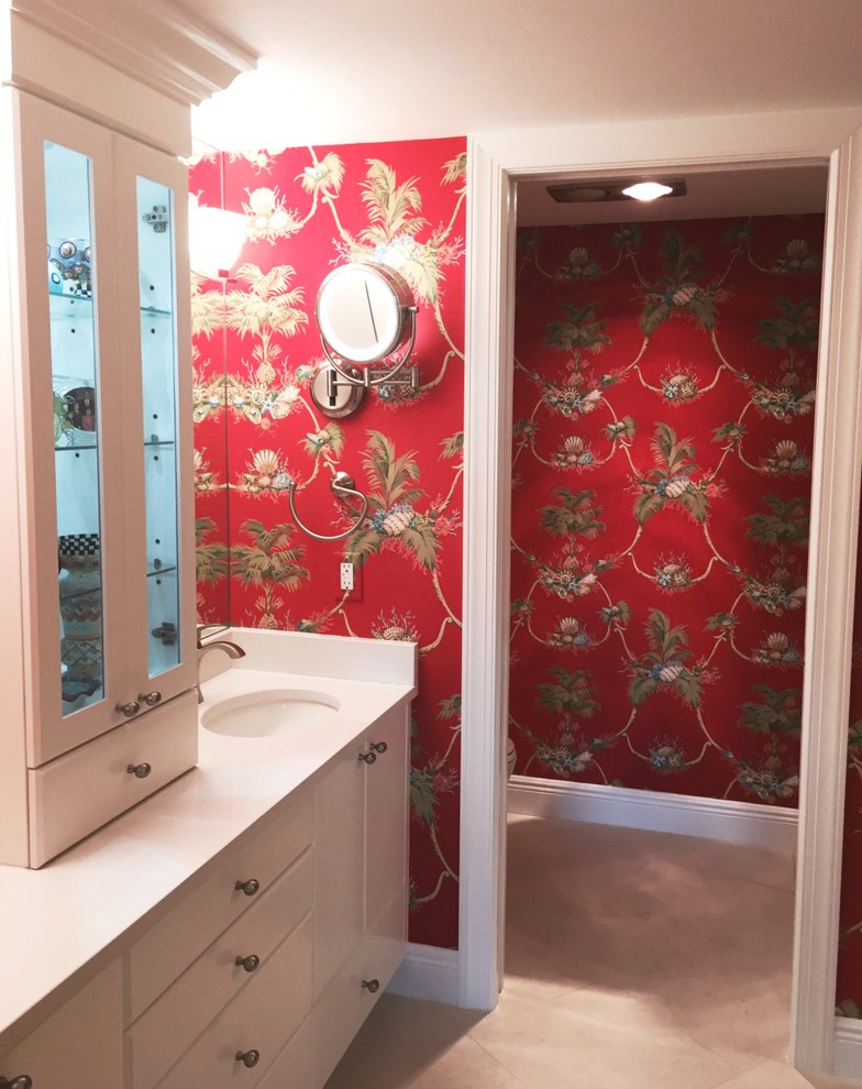 Esempio di una stanza da bagno padronale minimal di medie dimensioni con ante bianche e pareti rosse