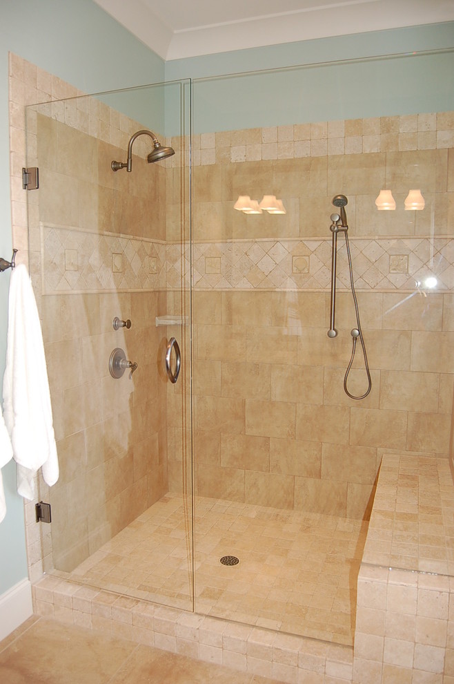 Esempio di una stanza da bagno costiera con doccia ad angolo, piastrelle beige, piastrelle a mosaico, pareti blu, pavimento beige e porta doccia a battente