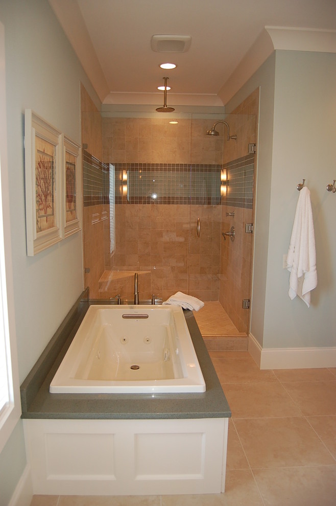 Imagen de cuarto de baño marinero con bañera encastrada, baldosas y/o azulejos multicolor, baldosas y/o azulejos en mosaico, paredes azules, suelo de travertino y suelo beige