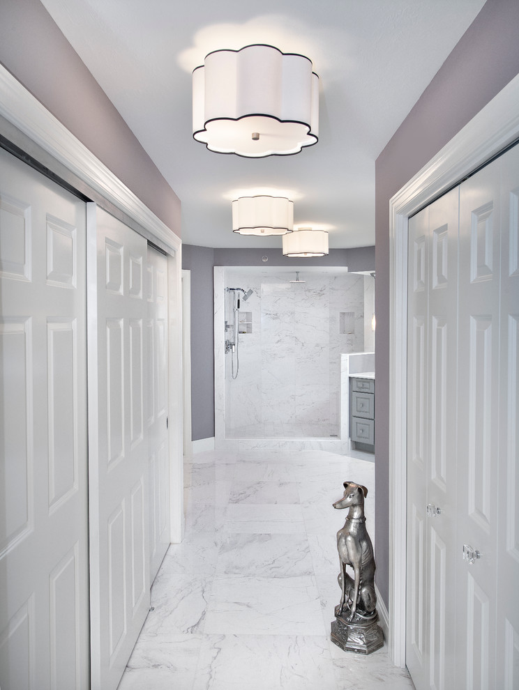 Modelo de cuarto de baño principal minimalista con ducha abierta, baldosas y/o azulejos blancos, paredes grises y suelo de mármol
