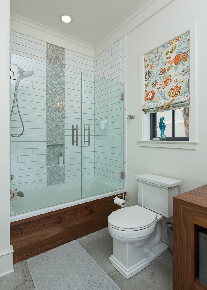 Свежая идея для дизайна: ванная комната в морском стиле с темными деревянными фасадами, ванной в нише, душем над ванной, раздельным унитазом, плиткой кабанчик, белыми стенами, бетонным полом, душевой кабиной, настольной раковиной и столешницей из дерева - отличное фото интерьера