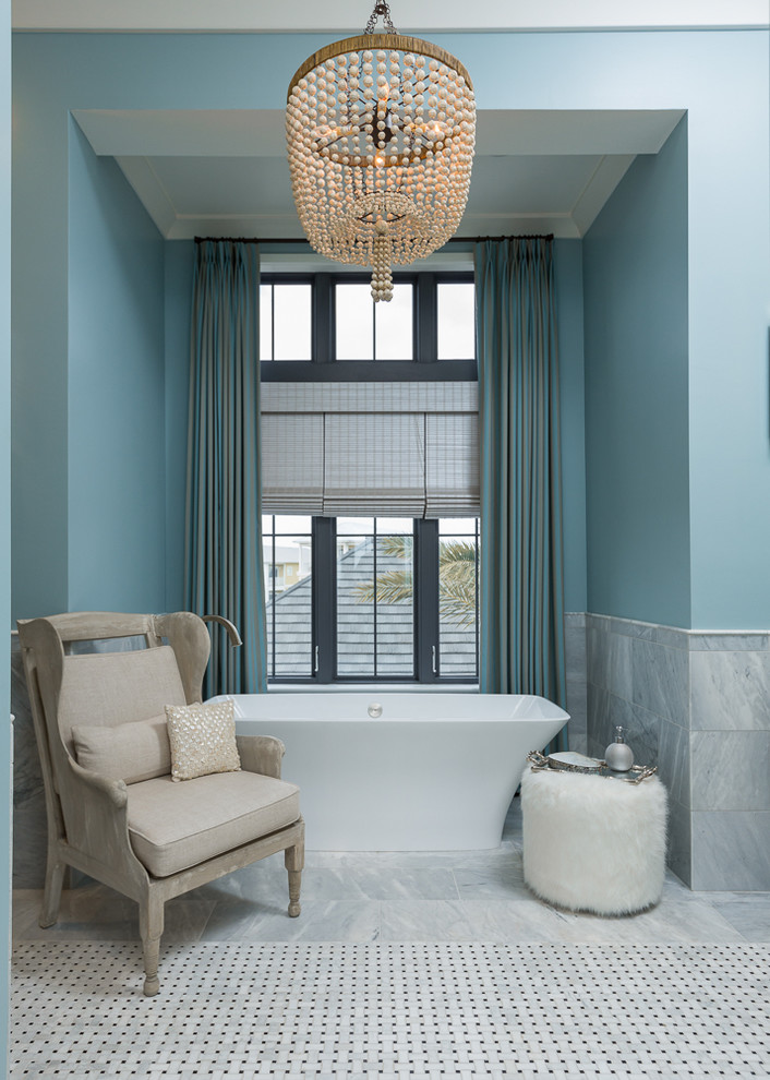 Стильный дизайн: большая главная ванная комната в морском стиле с плоскими фасадами, фасадами цвета дерева среднего тона, душем в нише, унитазом-моноблоком, разноцветными стенами, светлым паркетным полом и мраморной столешницей - последний тренд