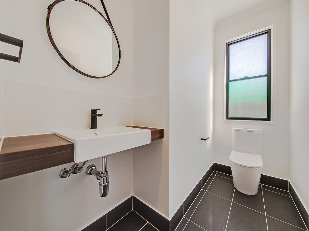 На фото: ванная комната в современном стиле с фасадами с утопленной филенкой, белой плиткой, душевой кабиной, столешницей из дерева, бежевой столешницей и настольной раковиной