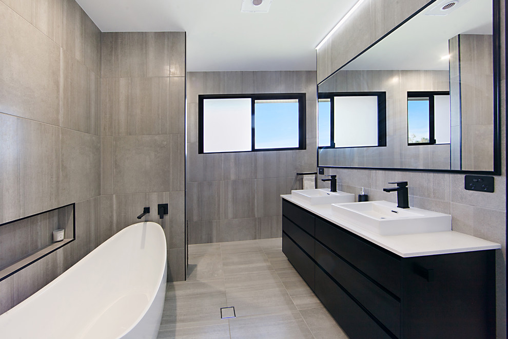 Inspiration för mellanstora moderna vitt en-suite badrum, med släta luckor, svarta skåp, ett fristående badkar, brun kakel, bruna väggar, ett fristående handfat, granitbänkskiva, brunt golv, en dusch i en alkov och med dusch som är öppen