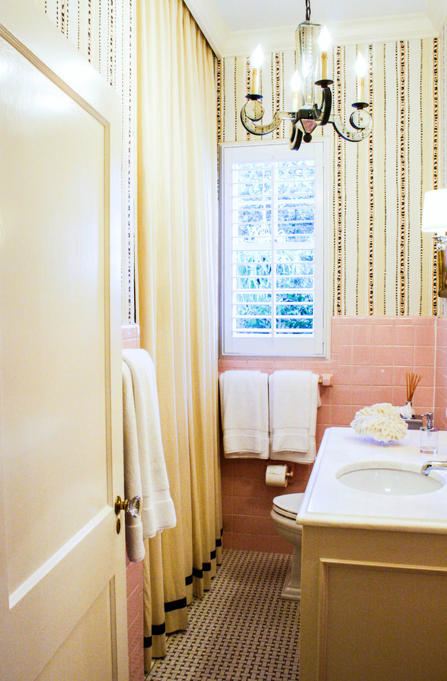 Idéer för ett klassiskt badrum, med rosa kakel