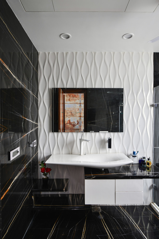 Идея дизайна: ванная комната в современном стиле с плоскими фасадами, белыми фасадами, душем в нише, черной плиткой, душевой кабиной и монолитной раковиной