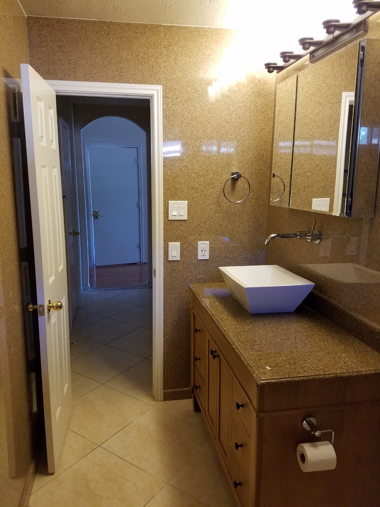 Inspiration för ett litet funkis badrum med dusch, med möbel-liknande, skåp i mellenmörkt trä, stenhäll, bruna väggar, klinkergolv i porslin, ett fristående handfat, bänkskiva i kvarts och gult golv