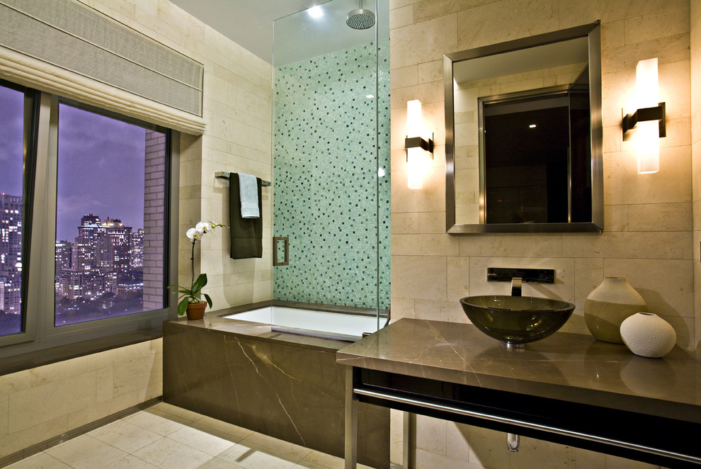Imagen de cuarto de baño actual con baldosas y/o azulejos en mosaico y lavabo sobreencimera