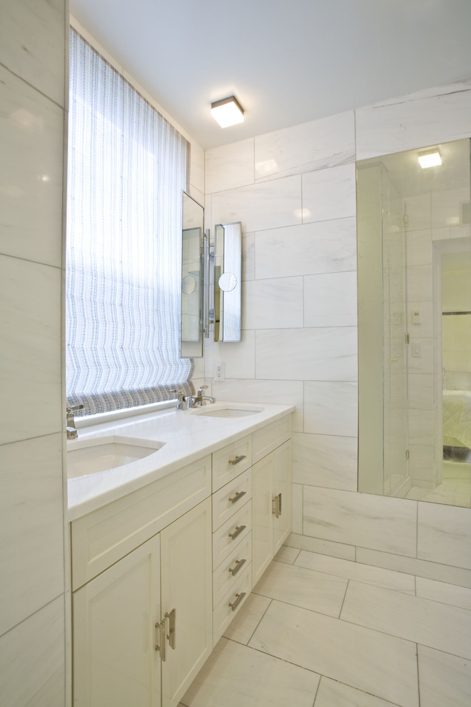 Свежая идея для дизайна: ванная комната в современном стиле с врезной раковиной - отличное фото интерьера