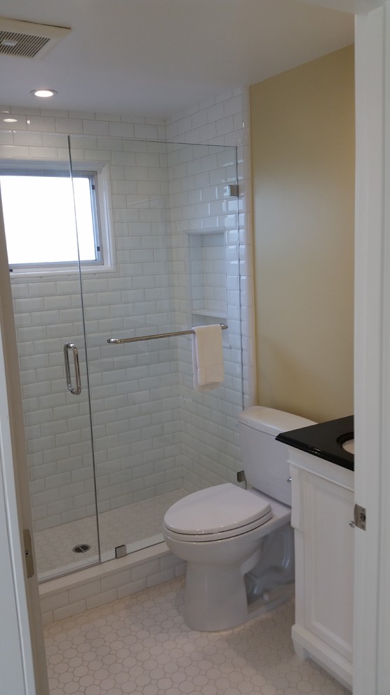 Idéer för små funkis badrum med dusch, med ett undermonterad handfat, skåp i shakerstil, vita skåp, granitbänkskiva, en toalettstol med separat cisternkåpa, svart kakel, porslinskakel, vita väggar och klinkergolv i porslin