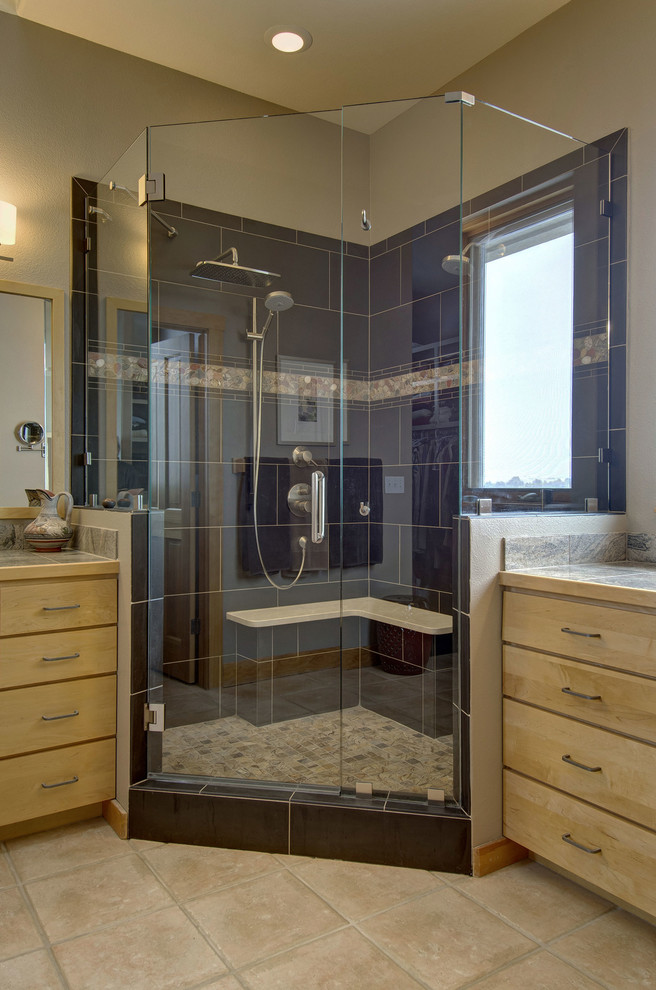 Пример оригинального дизайна: ванная комната среднего размера в стиле неоклассика (современная классика) с плоскими фасадами, светлыми деревянными фасадами, угловым душем, раздельным унитазом, черной плиткой, плиткой из сланца, серыми стенами, полом из терракотовой плитки, врезной раковиной, столешницей из плитки, коричневым полом, душем с распашными дверями и серой столешницей