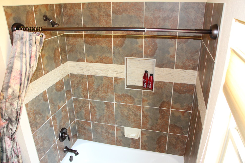Bild på ett mellanstort rustikt badrum, med ett undermonterad handfat, granitbänkskiva, ett platsbyggt badkar, en dusch/badkar-kombination, en toalettstol med hel cisternkåpa, flerfärgad kakel, keramikplattor, beige väggar och klinkergolv i keramik