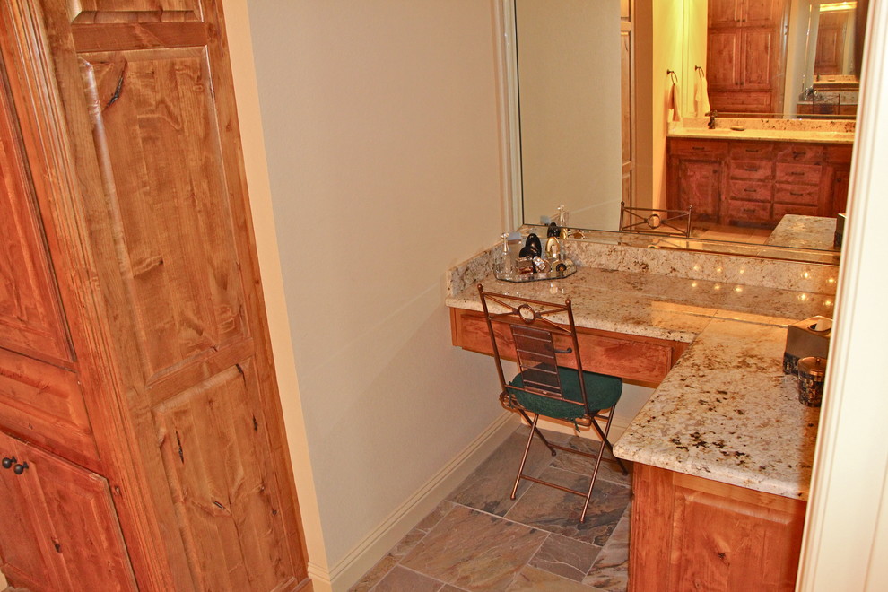 Bild på ett stort rustikt en-suite badrum, med ett undermonterad handfat, granitbänkskiva, en öppen dusch, en toalettstol med hel cisternkåpa, flerfärgad kakel, beige väggar och skiffergolv