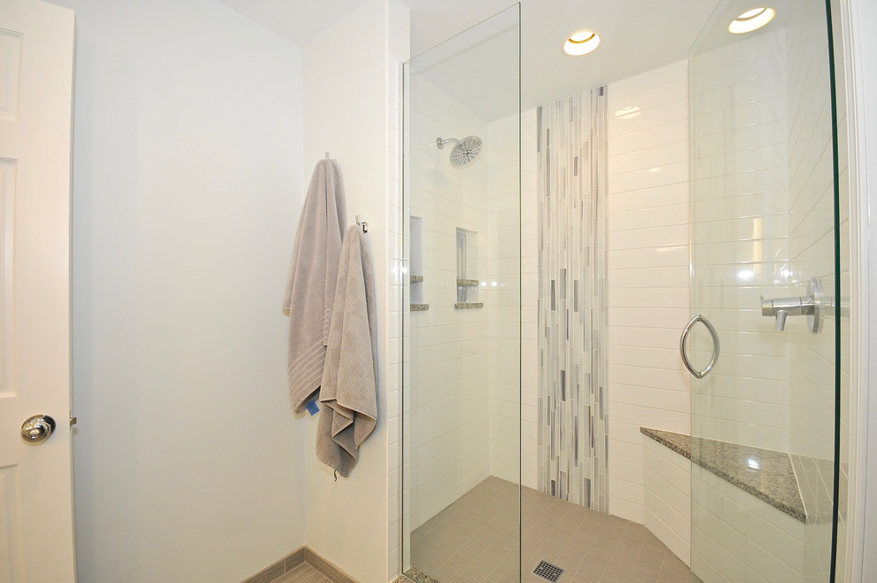 Пример оригинального дизайна: главная ванная комната среднего размера в современном стиле с белыми фасадами, отдельно стоящей ванной, душем в нише, раздельным унитазом, белой плиткой, керамогранитной плиткой, белыми стенами, полом из керамической плитки, врезной раковиной и столешницей из гранита