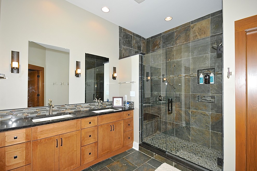 Bild på ett vintage en-suite badrum, med ett undermonterad handfat, skåp i shakerstil, skåp i ljust trä, granitbänkskiva, en dusch i en alkov, stenkakel, grå väggar och travertin golv