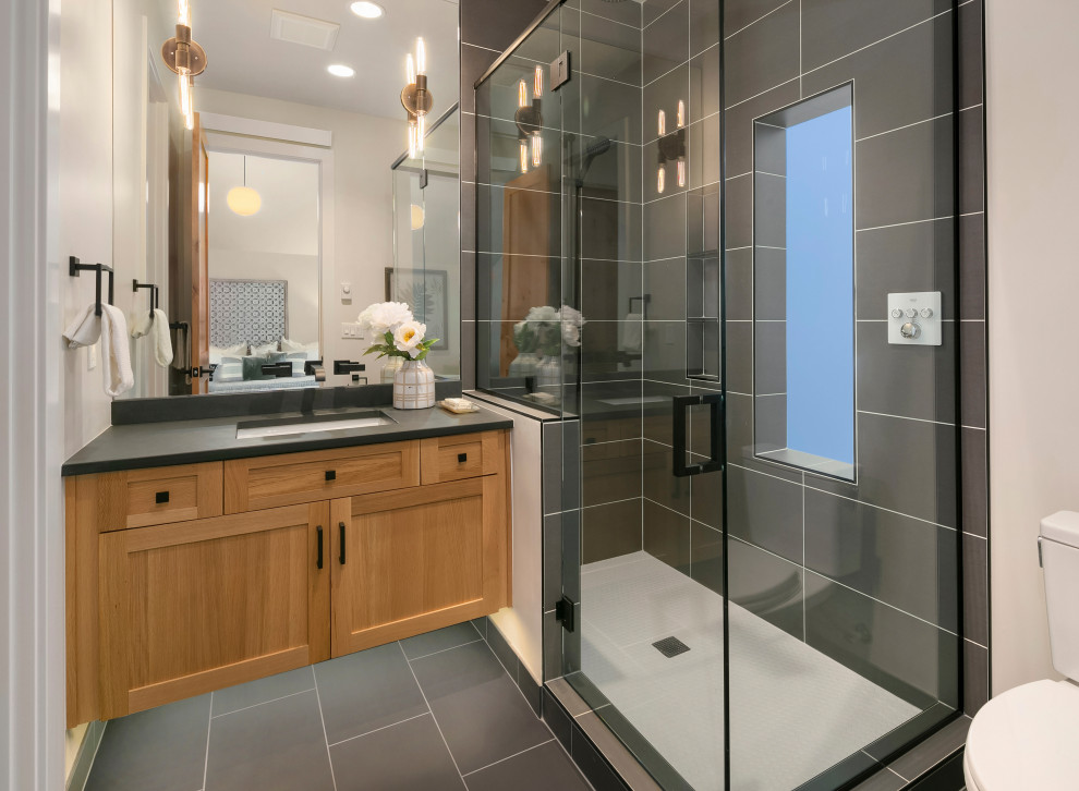 Immagine di una stanza da bagno padronale design con ante in stile shaker, ante in legno scuro, doccia doppia, piastrelle grigie, pareti bianche, lavabo sottopiano, pavimento grigio e porta doccia a battente