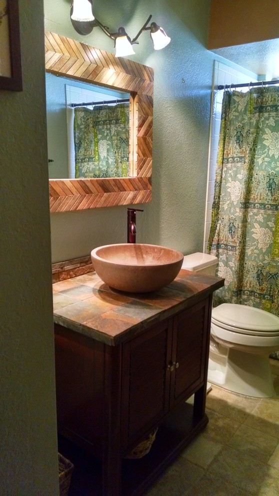 Cette photo montre une petite douche en alcôve montagne en bois foncé avec un placard en trompe-l'oeil, une baignoire en alcôve, WC séparés, un carrelage multicolore, un carrelage de pierre, un mur vert, un sol en travertin, une vasque et un plan de toilette en carrelage.