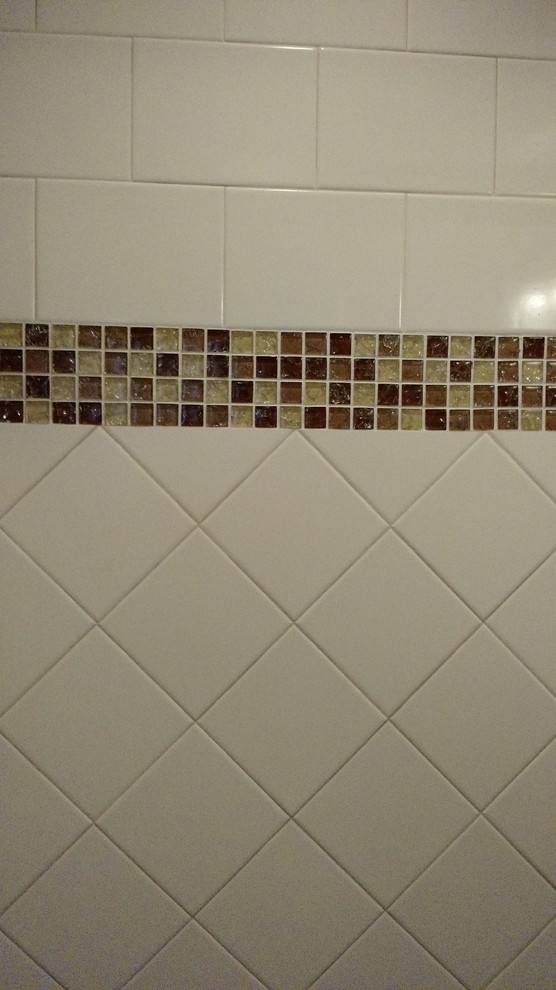 На фото: ванная комната среднего размера в стиле неоклассика (современная классика) с душем в нише, разноцветной плиткой, белой плиткой, душевой кабиной и душем с раздвижными дверями с