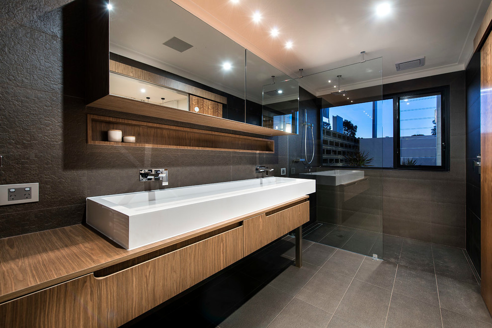 Modernes Badezimmer mit Trogwaschbecken und grauen Fliesen in Perth