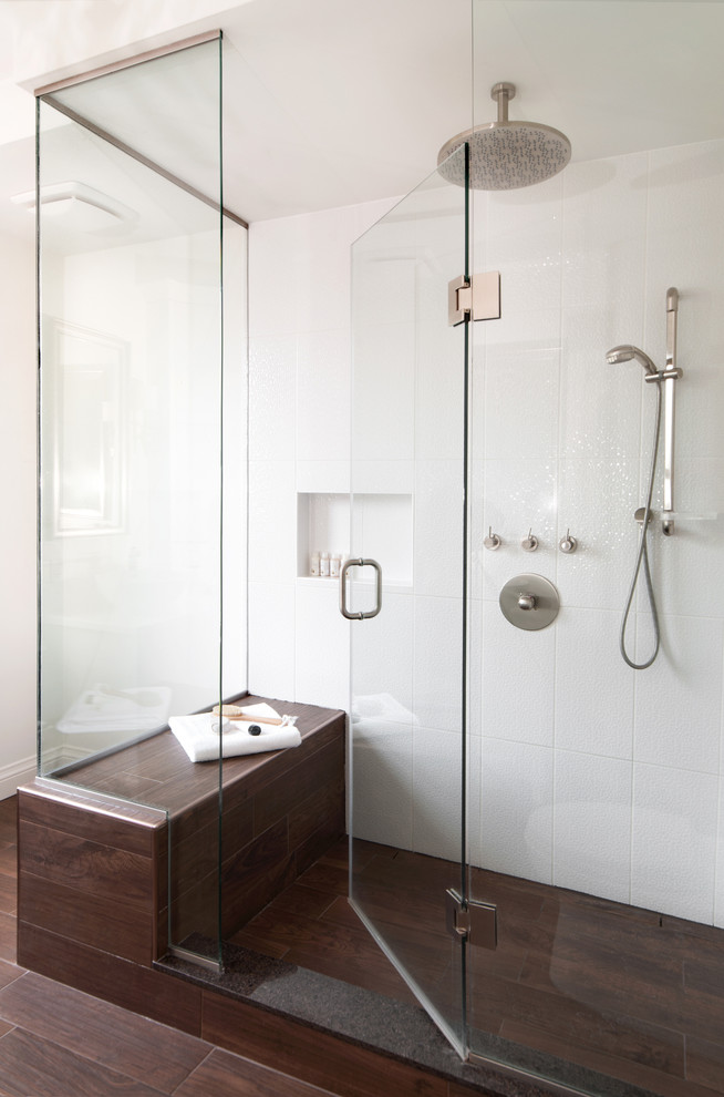 Aménagement d'une salle de bain classique avec un carrelage blanc.