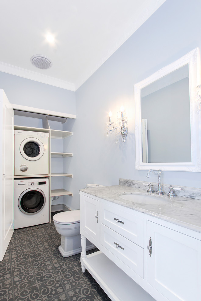 Inspiration för stora klassiska flerfärgat en-suite badrum, med möbel-liknande, skåp i ljust trä, ett fristående badkar, en öppen dusch, en toalettstol med hel cisternkåpa, vit kakel, keramikplattor, blå väggar, klinkergolv i keramik, ett integrerad handfat, bänkskiva i akrylsten, grönt golv och med dusch som är öppen