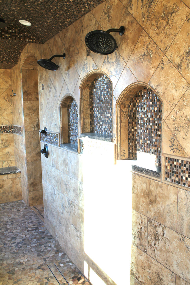 Foto di una grande stanza da bagno padronale mediterranea con top in granito, doccia aperta, piastrelle in ceramica, pavimento con piastrelle in ceramica, ante con bugna sagomata e ante in legno scuro