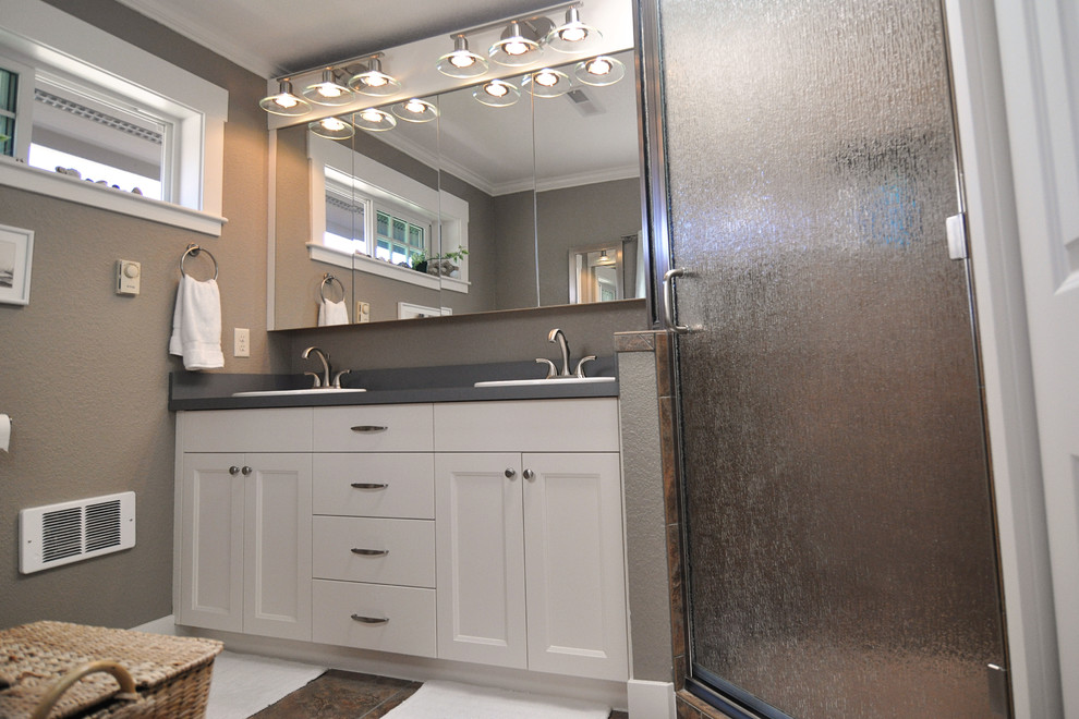 Источник вдохновения для домашнего уюта: ванная комната в классическом стиле с накладной раковиной, фасадами в стиле шейкер, белыми фасадами и угловым душем