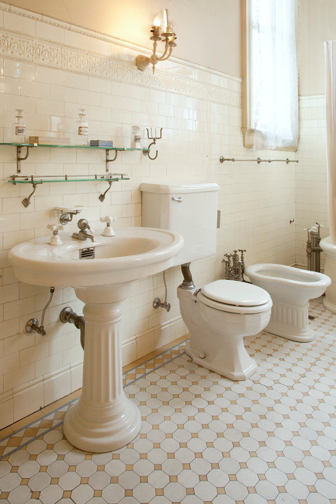 Идея дизайна: ванная комната в викторианском стиле с раковиной с пьедесталом, белой плиткой, плиткой кабанчик и бежевыми стенами