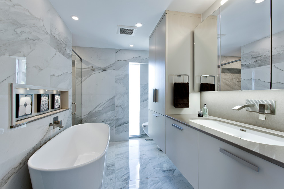 Inspiration for a contemporary bathroom remodel in Montreal