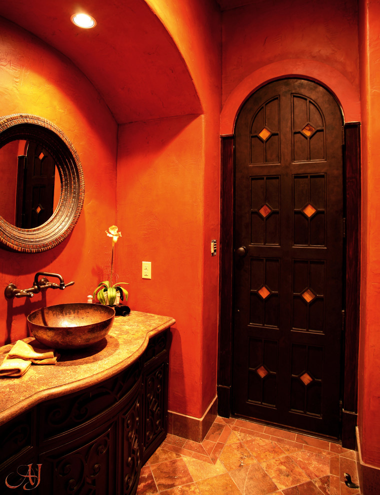 Foto på ett litet medelhavsstil badrum med dusch, med luckor med profilerade fronter, skåp i mörkt trä, röda väggar, klinkergolv i keramik och granitbänkskiva