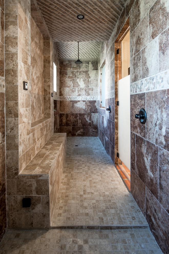 Réalisation d'une grande salle de bain principale chalet avec une douche double, un carrelage multicolore et des carreaux de céramique.