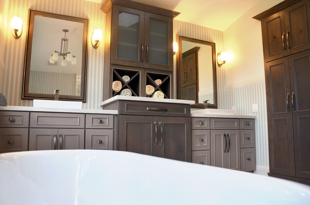 Inspiration för ett stort rustikt en-suite badrum, med ett fristående handfat, luckor med infälld panel, grå skåp, bänkskiva i kvartsit, ett badkar med tassar, grå kakel, porslinskakel, en kantlös dusch, beige väggar och klinkergolv i porslin