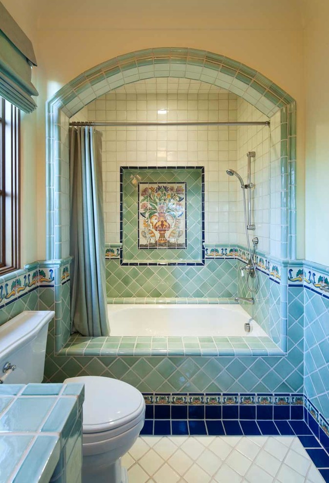 Mediterranes Badezimmer En Suite mit Badewanne in Nische, Duschbadewanne, blauen Fliesen, grünen Fliesen, beigem Boden, Duschvorhang-Duschabtrennung und türkiser Waschtischplatte in San Diego