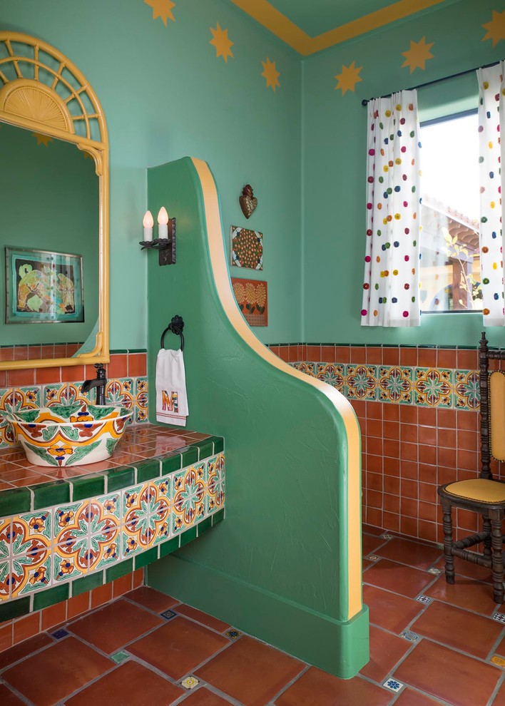 Пример оригинального дизайна: большая ванная комната в стиле фьюжн с зеленой плиткой, керамической плиткой, зелеными стенами, полом из терракотовой плитки, настольной раковиной, столешницей из плитки и душевой кабиной