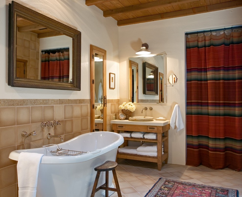Exemple d'une grande salle de bain nature en bois clair avec un placard sans porte, une baignoire indépendante, un carrelage beige, des carreaux de céramique, un mur blanc, une vasque, WC séparés, un sol en carrelage de céramique et un sol beige.