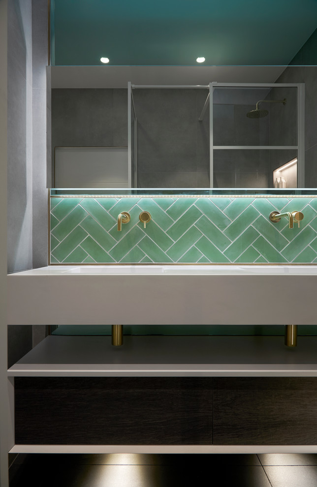 Modelo de cuarto de baño contemporáneo con baldosas y/o azulejos verdes